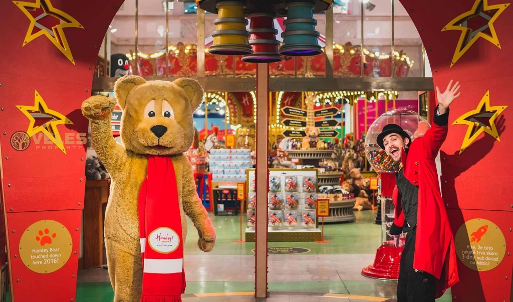 Старейший в мире магазин игрушек Hamleys готов к рождеству